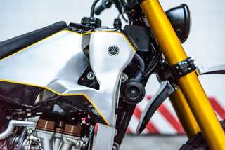 Yamaha WR 400 — Detail of the aluminium fairing with the yellow pinstripe and the gold stanchions.