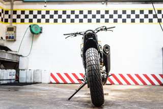 Yamaha WR 400 — Rear view: wheel, silencer, and on the left the workshop bench and hose reel.