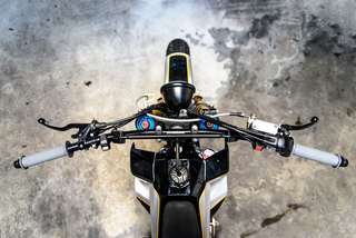 Yamaha WR 400 — Front view from above: wide handlebar, headlight, fairing.