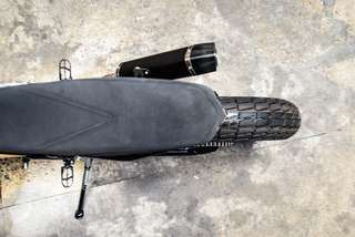 Yamaha WR 400 — Seat and rear wheel from above, concrete floor.